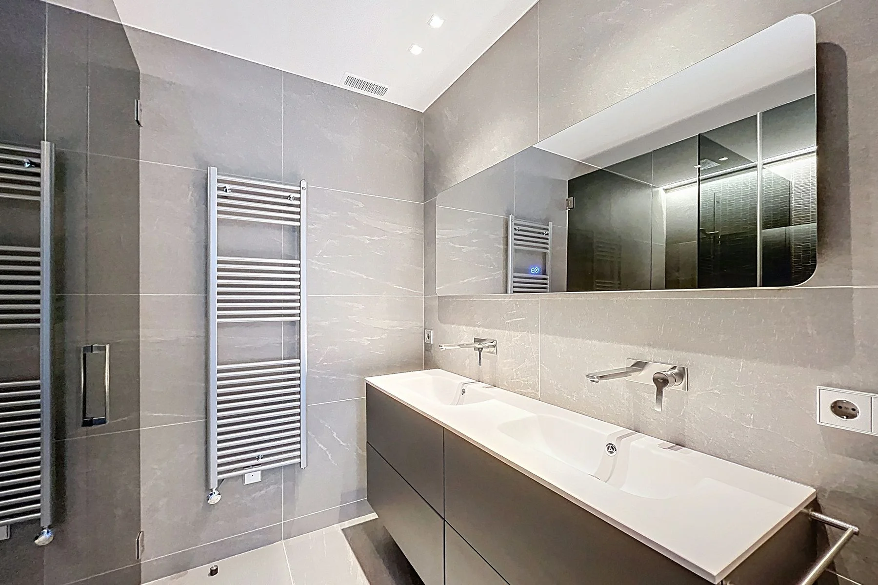 Apartamento de lujo en venta en la Av. Meritxell. ¡Ideal para inversores!