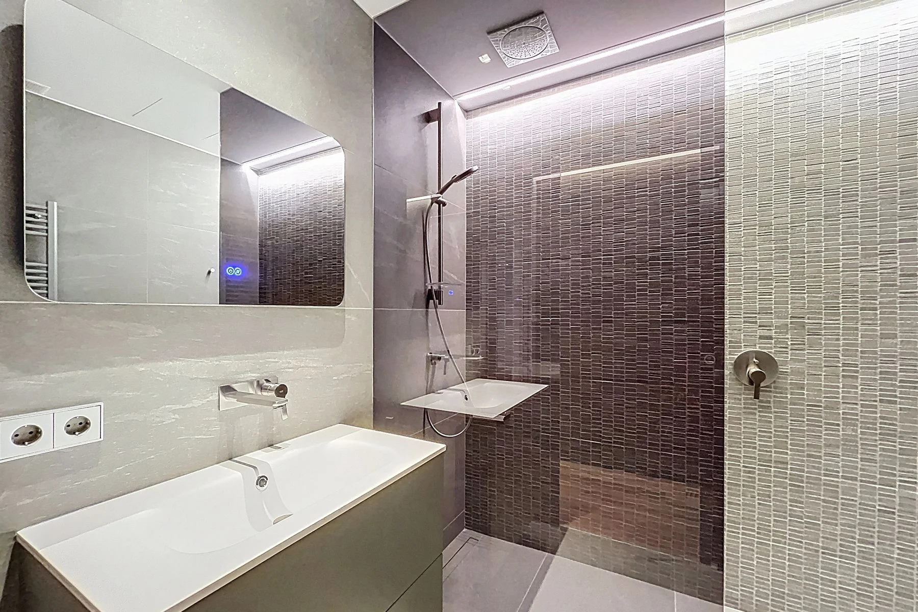 Apartamento de lujo en venta en la Av. Meritxell. ¡Ideal para inversores!